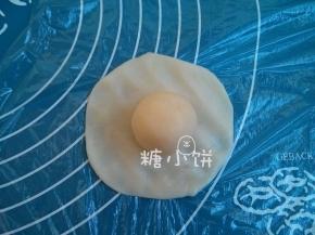 中间摆上馅料。这款我用的1:1的皮馅比。
用3:7或者4:6的皮馅比也都可以的。