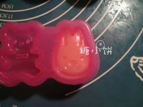 取一个包好的剂子压入模具中，模子里可以抹一点点黄油防粘