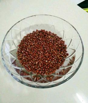红豆浸泡8小时，放入锅中煮熟