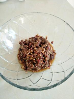 放入料理机中，加入清水(2:1)，打成颗粒状。