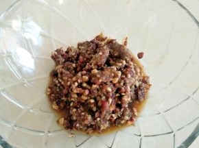 放入料理机中，加入清水(2:1)，打成颗粒状。