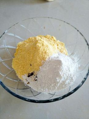 再加入红糖，玉米粉，糯米粉。