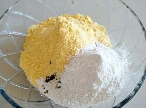 再加入红糖，玉米粉，糯米粉。