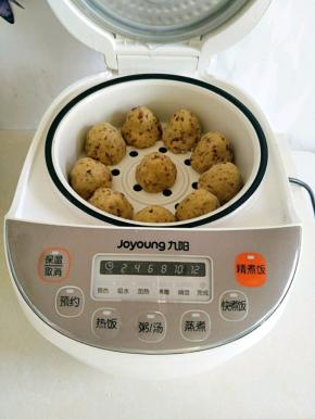 放入已开的锅中，蒸10分钟即可。