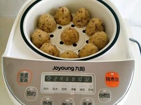 放入已开的锅中，蒸10分钟即可。