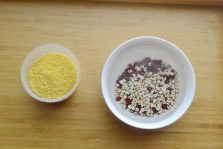 材料：小米60克 红豆20克 薏米20克 红豆和薏米事先浸泡2个小时