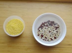 材料：小米60克 红豆20克 薏米20克 红豆和薏米事先浸泡2个小时