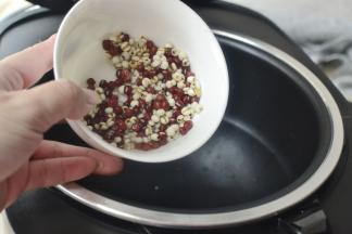 浸泡好后沥干水分放入电饭煲