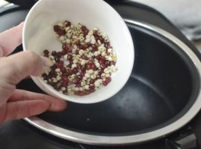 浸泡好后沥干水分放入电饭煲