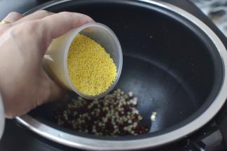 然后小米也一起放入铁釜电饭煲内