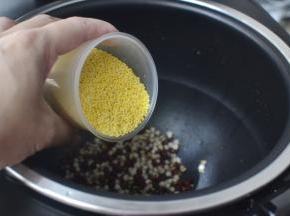 然后小米也一起放入铁釜电饭煲内