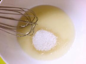 加入20克砂糖搅拌均匀