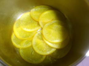 加入橙片，小火煮至汤汁收干，橙片变得透明，将橙片取出，冰箱冷藏