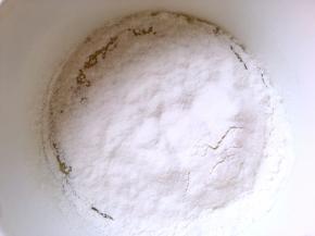 过筛低筋面粉跟玉米淀粉，搅拌均匀顺滑