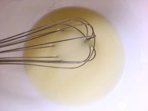 牛奶加玉米油搅拌至乳化状态