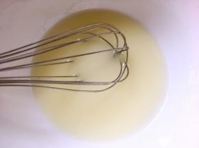 牛奶加玉米油搅拌至乳化状态