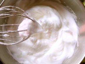 蛋白加几滴柠檬汁，分三次加入砂糖打发至干性发泡，打蛋器提起有个小三角