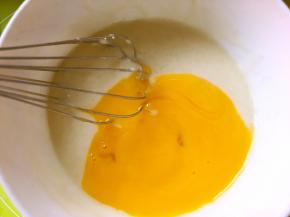 分离鸡蛋，蛋白打至干净容器，蛋黄加入到面糊中，搅拌均匀顺滑