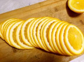 新鲜橙子把皮洗干净，去掉两头，切厚度相同的片，边切的太薄，3至5毫米即可，太薄内部果肉容易断掉