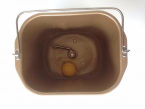 面包桶里加入水和鸡蛋