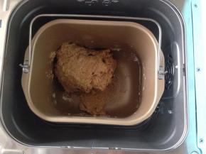 和面2分钟停止。让面团在面包机内静置30分钟。