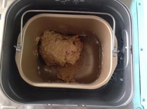 和面2分钟停止。让面团在面包机内静置30分钟。