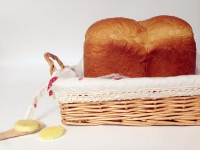 选择烘烤程序，时间35分钟。烘烤结束，戴上隔热手套将面包桶提出来，将面包立即从桶里倒出，放在晾架上晾凉