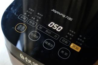 震一震，盖上，选择蛋糕程序50分钟，最后焖10分钟左右