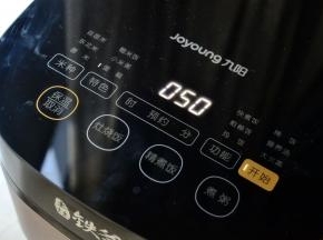 震一震，盖上，选择蛋糕程序50分钟，最后焖10分钟左右