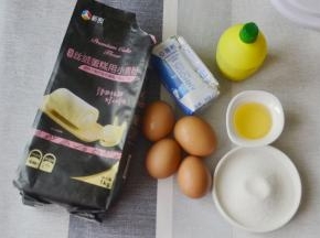 材料：鸡蛋4个（270克） 低筋面粉110克 糖80克 浓稠酸奶80克 柠檬汁几滴 玉米油25克