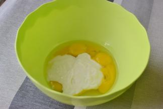 蛋黄加入20克糖、酸奶喝玉米油