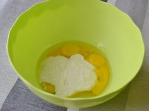 蛋黄加入20克糖、酸奶喝玉米油