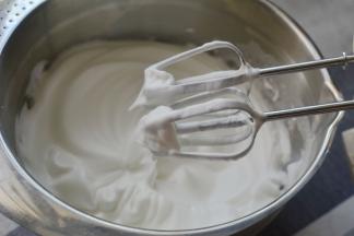 蛋白打到鱼眼状态分三次放入剩下的糖打到硬性发泡（提起打蛋器头是小尖状态）