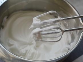 蛋白打到鱼眼状态分三次放入剩下的糖打到硬性发泡（提起打蛋器头是小尖状态）