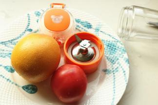 准备食材和料理机。