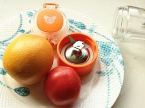 准备食材和料理机。