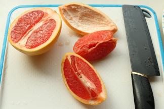 西柚切块，去外皮以及白膜。