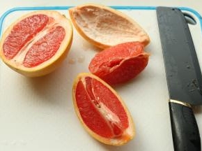 西柚切块，去外皮以及白膜。