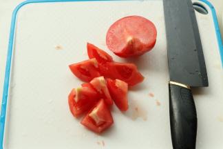 西红柿切块。