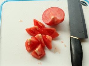 西红柿切块。