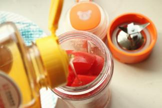 西红柿和西柚放入杯子里，加入适量蜂蜜，再加入适量凉开水，不要超出最大刻度。