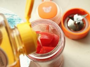 西红柿和西柚放入杯子里，加入适量蜂蜜，再加入适量凉开水，不要超出最大刻度。