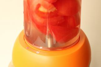 按照底座上的标示，卡紧杯子。