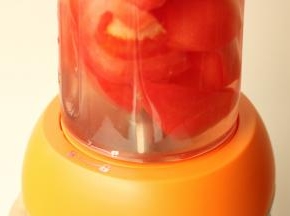 按照底座上的标示，卡紧杯子。