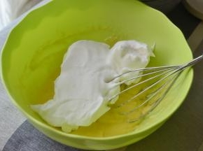 蛋白霜分三次加入蛋黄糊中