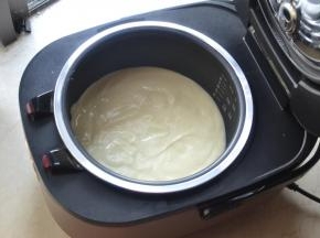 直接倒入铁釜电饭锅内（不沾涂层的所以不要刷油）