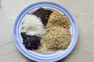 材料：什锦糙米一杯 大米半杯 水1.6杯 糙米这里我加了黑米和紫米，紫米口感很软糯，可以改善糙米的涩感，做糙米饭加一些是很好的选择