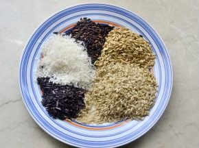 材料：什锦糙米一杯 大米半杯 水1.6杯 糙米这里我加了黑米和紫米，紫米口感很软糯，可以改善糙米的涩感，做糙米饭加一些是很好的选择