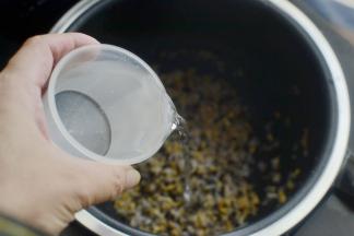 将所有材料洗净放入电饭煲，按比例加入1.6杯纯净水