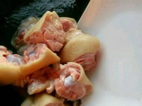 买来的猪蹄洗干净，切块，冷水下锅焯水 。